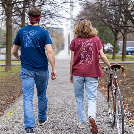Ansicht an Model von hinten
