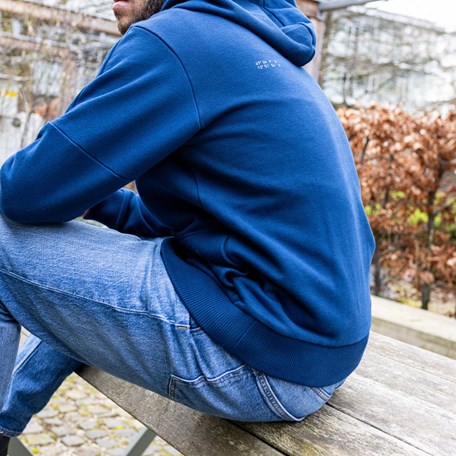 Pullover getragen von hinten