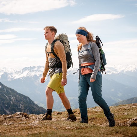 Pallas Trekkingshorts  seitliche Ansicht und getragen am Berg