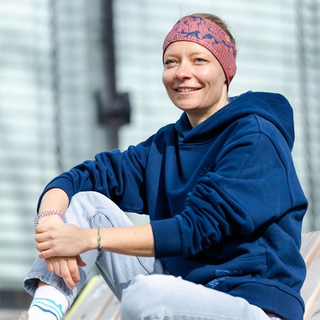 Stirnband getragen an Frau