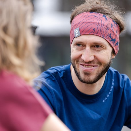 Stirnband getragen an Mann