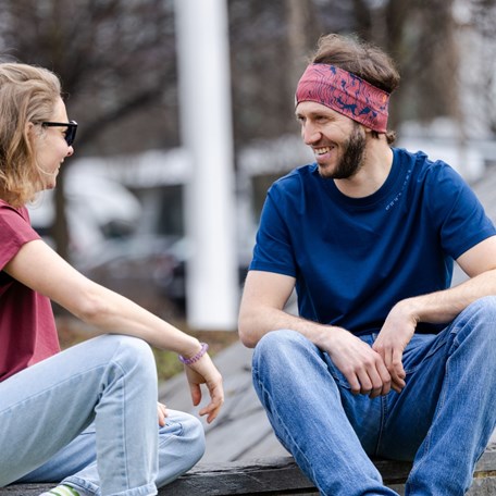 Stirnband getragen an Mann