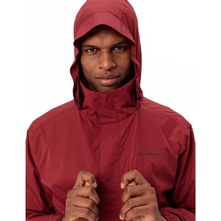 Escape Light Herren Regenjacke an Model mit Kapuze
