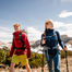 Escape Light Herren Regenjacke von vorne an Model am Berg