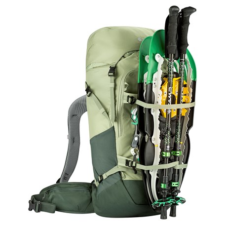 Seitansicht mit Stücöen und Schneeschuhen des DAV Alpin 34+ Rucksack