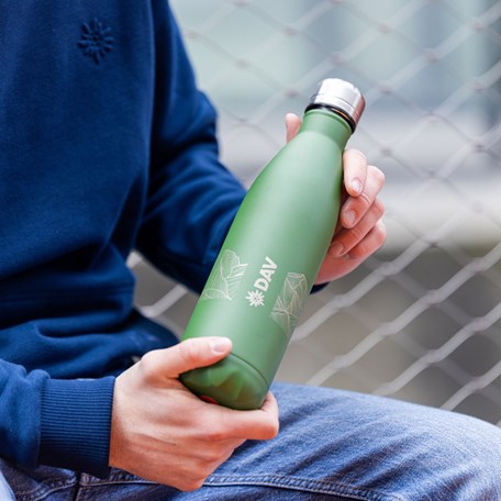 DAV Edelstahl Isolierflasche wird gehalten