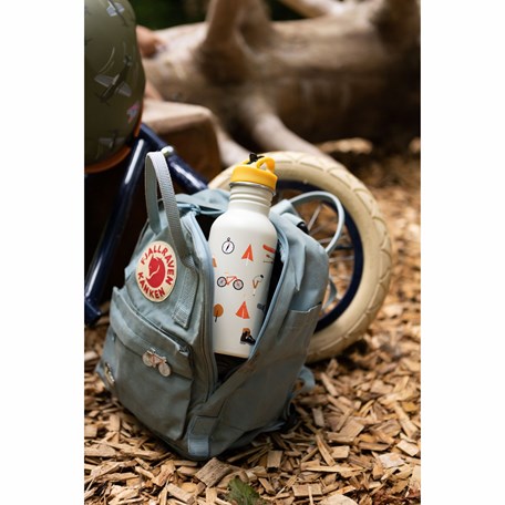 offener Rucksack auf dem Boden mit Trinkflasche