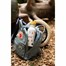 offener Rucksack auf dem Boden mit Trinkflasche