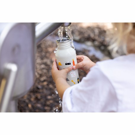 Kinderhände füllen Trinkflasche unter Wasserstrahl