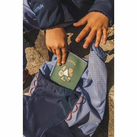 Kinderhände ziehen Bergpass aus Rucksack