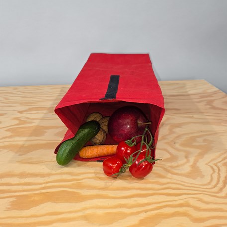 Brotzeitbeutel gefüllt mit Gemüse und Obst