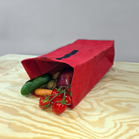 Brotzeitbeutel gefüllt mit Gemüse und Obst