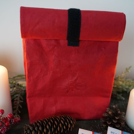 Nahaufnahme Logo Edelweiss DAV auf dem Brotzeitbeutel