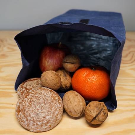 Brotzeitbeutel blau gefüllt mit weihnachtlichen Snacks