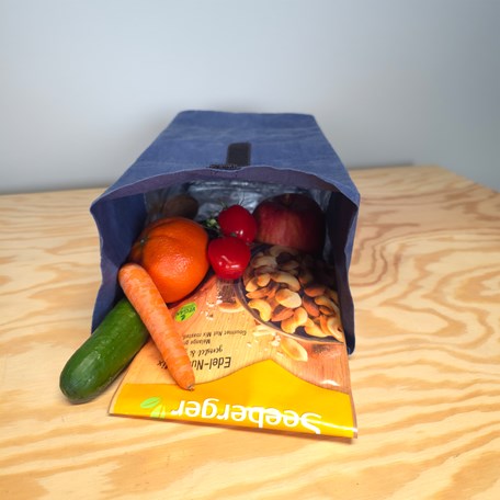 Brotzeitbeutel blau gefüllt mit Gemüse