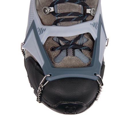 Ansicht Schuh mit aufgezogenem Grödel von vorne