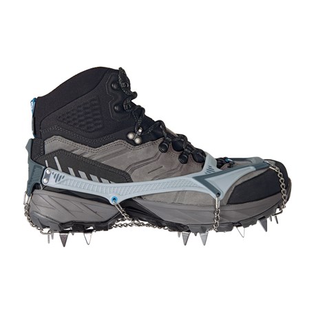 seitliche Ansicht Schuh mit aufgezogenem Ice Master Pro Grödel