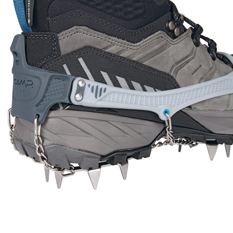 Ansicht Schuh mit aufgezogenem Grödel von hinten