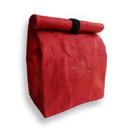 roter Brotzeitbeutel mit DAV Edelweiß Prägung geschlossen